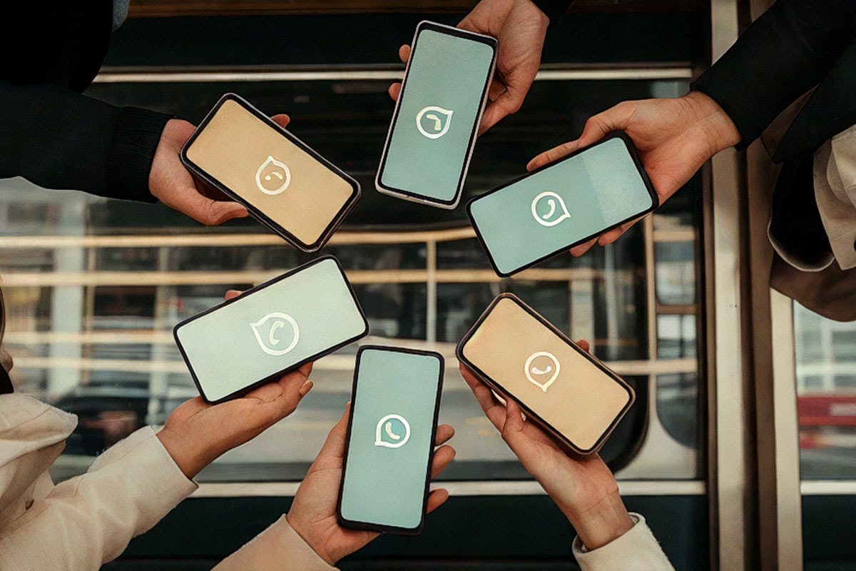 Seis pessoas segurando celulares com ícones do WhatsApp em tons pastéis, formando um círculo em sinal de conexão entre membros dos grupos da BUS sobre rodoviárias e destinos de viagem pelo Brasil.